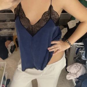 Zadig linne - Säljer mitt mörkblåa linne från Zadig 