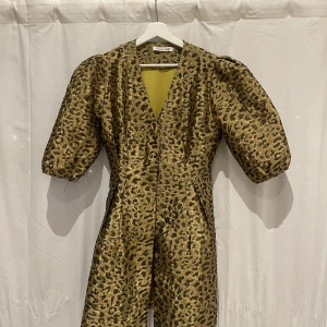 Adoore klänning  - Säljer nu min superfina och unika adoore klänning då den inte kommer till användning längre. Klänningen är i strl M men passar mig som är en S 🙏🏼🥰 