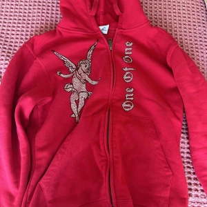 Hoodie - Säljer denna one of one Hoodie eftersom jag inte använder den längre, alla diamanter finns kvar. Skriv privat för mer information eller egna bilder. Priset är ink frakt
