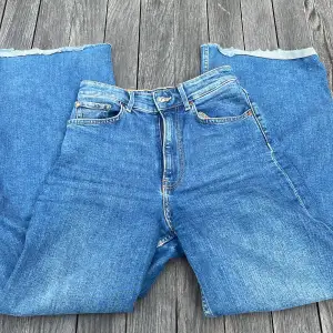 Högmidjade jeans från hm💓 jättebra skick förutom en defekt som inte alls syns💓 dessutom avklippta för att passa mig i längden, men skulle absolut kunna passa på någon lite längre också! Original pris var 400 kr💓
