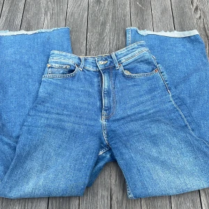 Högmidjade jeans - Högmidjade jeans från hm💓 jättebra skick förutom en defekt som inte alls syns💓 dessutom avklippta för att passa mig i längden, men skulle absolut kunna passa på någon lite längre också! Original pris var 400 kr💓