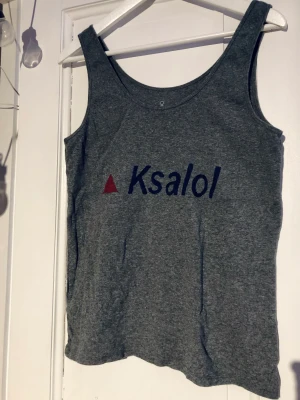 KSALOL Reklamlinne, strl. 44/46 - Ett tämligen unikt blisterpack-grått Linne/topp med tryck ( Ksalol dvs Serbisk Alprazolam, en i Sverige mycket vanlig gatudrog. Till dig med problem eller för de där dagarna man ändå inte minns. Serbisk toppkvalitet (Åhléns 👽)