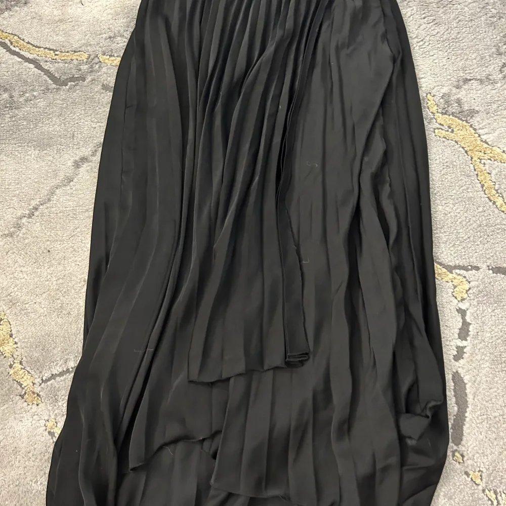 Ny svart volangkjol från Gina tricot. Kjolar.