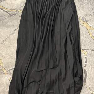Ny svart volangkjol från Gina tricot