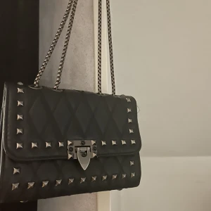 väska med nitar - säljer denna väska med nitar, pris kan diskuteras vid snabb affär💕