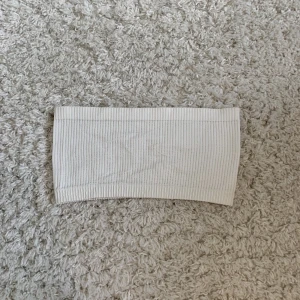 Tubtopp - Vit liten tubtopp från Urban Outfitters