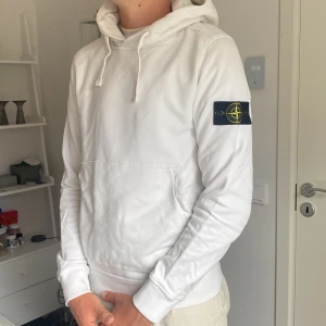 Stone island hoodie  - Vit stone island hoodie Använd några gånger men i bra skick. Skick 9/10 Nypris 3299 kr Mitt pris 1200 kr