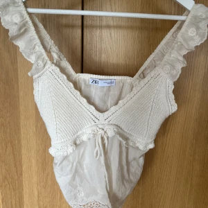 Somrig topp!! - Superfin topp från zara, endast använd ett fåtal gången därav i bra skick! 💕