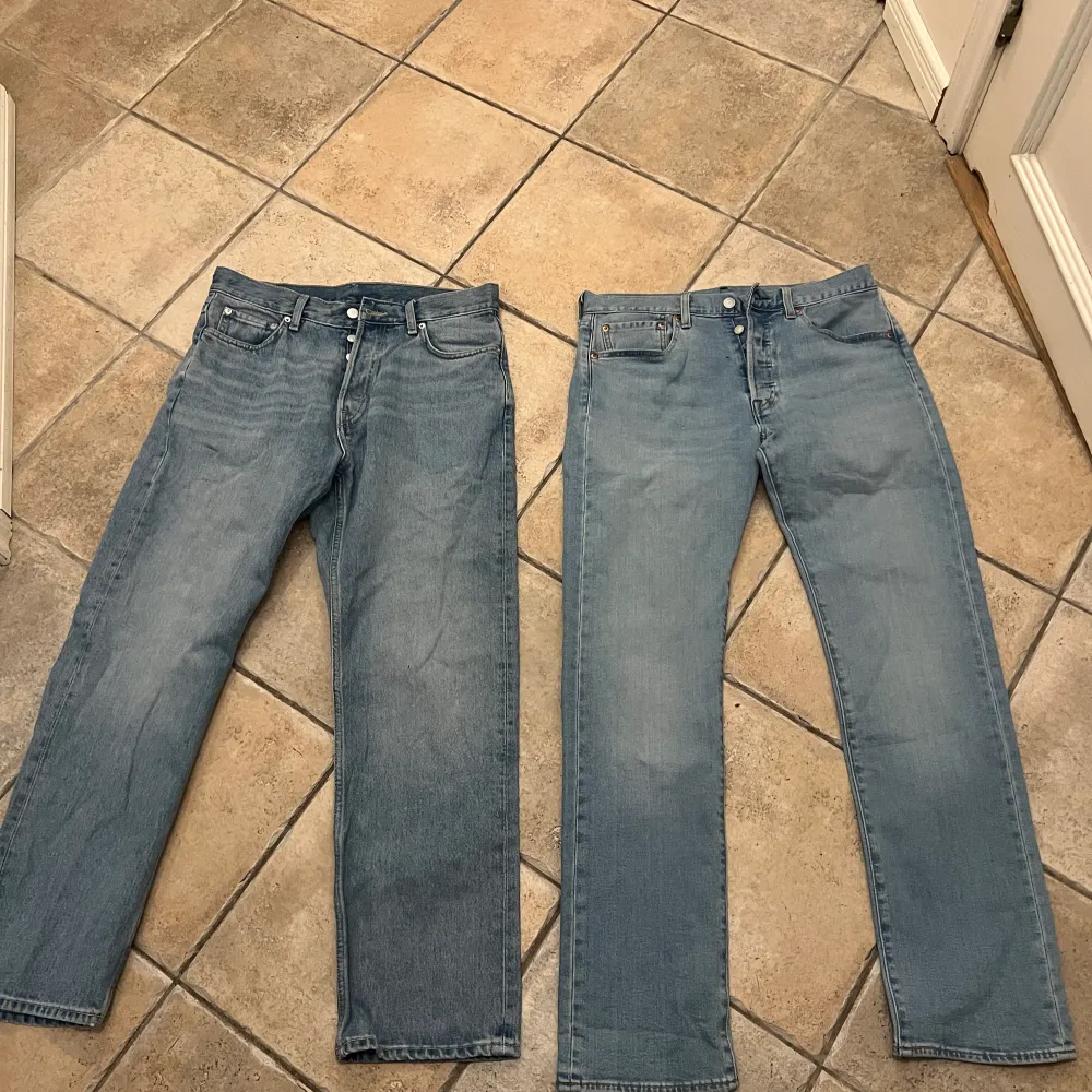 Säljer två stycken jeans. Vänster: weekday space relaxed straight jeans strl 31/10. 200kr Höger: Lewis 501or W31 L32. 400kr. I gott skick och nästan helt oanvända. . Jeans & Byxor.