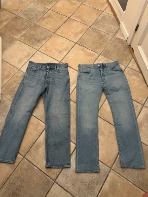 Jeans - Säljer två stycken jeans. Vänster: weekday space relaxed straight jeans strl 31/10. 200kr Höger: Lewis 501or W31 L32. 400kr. I gott skick och nästan helt oanvända. 