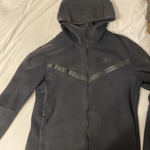 Nike tech fleece  - Säljer min svarta Nike tech fleece för den kommer inte till användning längre, skick 6/10. Äkta