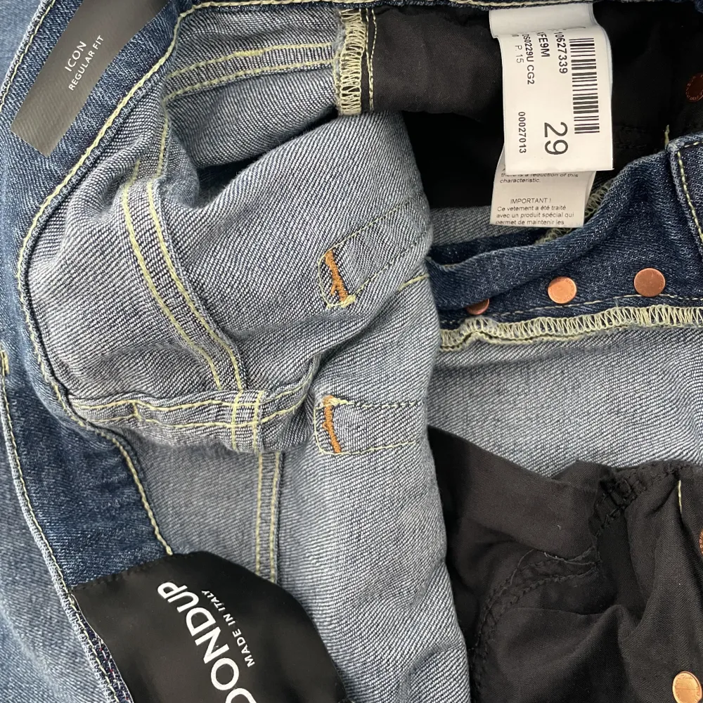 Jag säljer nu min brorsas jeans. Dem är använda ett få tal gånger och är i nyskick. Han säljer pågrund av att dem är för små. Nypris är 1800kr. Jeans & Byxor.