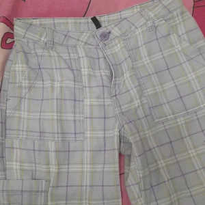 Rutiga Cargos - Dessa lila rutiga cargos är mycket snygga, däremot passar de inte mig vid midjan längre. Materialet har lite stretch. Oassar fint som lowwaist. 