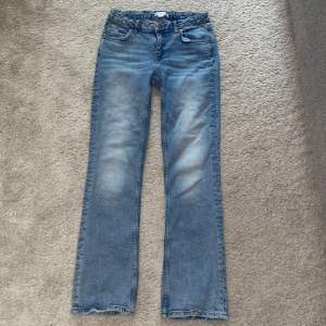 Ett par superfina jeans från Gina Young! Jeansen är i helt okej skick eftersom resåret i midjan har spruckit lite längre in. 