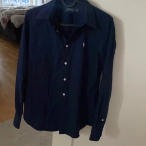 Ralph lauren skjorta S - Tja säljer min Ralph lauren skjorta i storlek S för jag aldrig använder den är i väldigt fint sick 9 av 10. Så skriv om du har några funderingar🍋. Köpt för 1200 kr