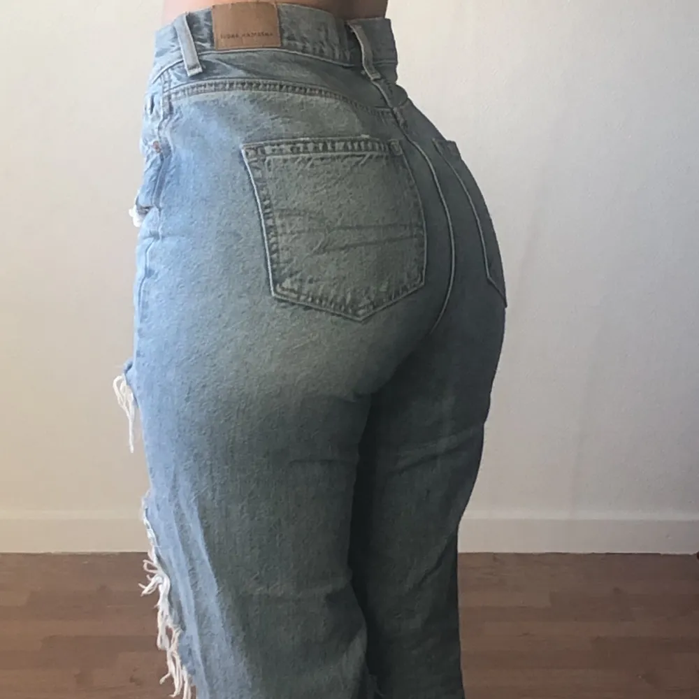 Korta distressed jeans från American Eagle som sitter perfekt! . Jeans & Byxor.