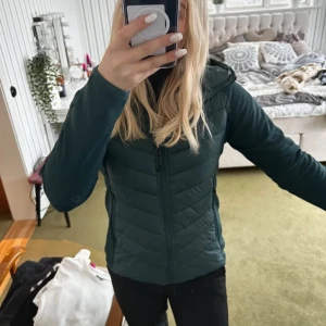 Grön jacka  - Säljer nu denna mörkgröna funjackan med tyg ärmar från McKINLEY, den är i väldigt bra skick och är lite mer än vanligt i storleken men funkar nog för de flesta! 💞 skeiver om du vilö ha fler bilder eller skulle vara intresserad! Köparen står för frakten! 