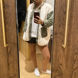 Jacka - Supersnygg jacka som aldrig kommit till användning!   Köpt i Hongkong ifrån en butik som heter ” gu” som inte går att få tag i i Sverige   Jackan är 150 i storlek men passar mig perfekt som är 163 cm i längd 