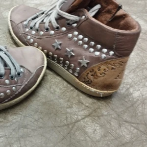 Sneakers i skinn (dam) - Vet ej vad för märke Men ser bra ut. Äkta skinn. 