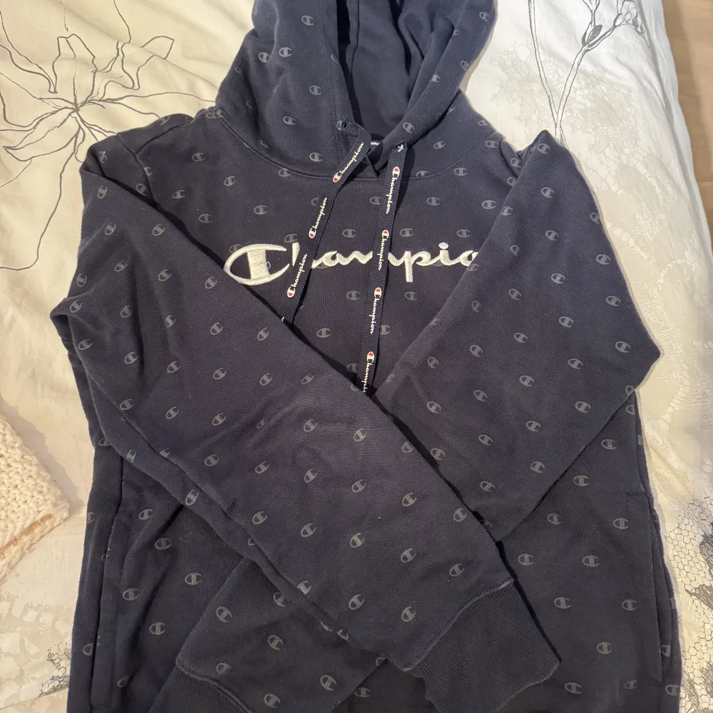 Champion hoodie i mörkblått. Inte använd särskilt många gånger. Köpt på Intersport. Storlek M, men ganska liten i storleken.. Hoodies.