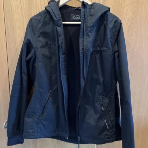 H&M sportjacka strl 42 - Fleecefordrad H&M jacka. Dam. Sitter snyggt den är lite insvängd i modellen