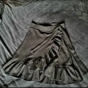 Svart kjol med söt knut i storlek xs. Fint skick och köpt från ginatricot.
