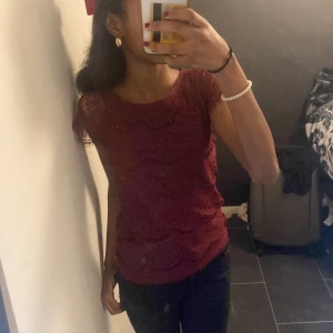 Vinröd spets topp💋 - Säljer denna vinröda spetstopp! Använd 2 ggr och i bra skick, köpte secondhand och lappen är borta så vet ej vart tröjan är ifrån!! Jättesnyggt mönster och perfekt till lite finare tillfällen🤗❤️