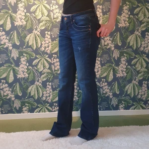 LTB Valerie bootcut lågmidjade - LTB Valerie bootcut lågmidjade jeans stl 29/34. Använda ett fåtal gånger. Alla slitningar förutom höger benslut (se bild) är original. Något stora i storleken, mer som 30/34, därav säljer jag dem.  Mått Insida ben: 86 cm Midja tvärsöver: 40 cm