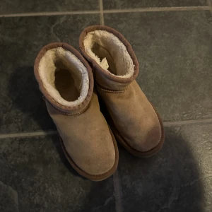Uggs - Lite slitna men inga fläckar eller så. Superfin färg! 
