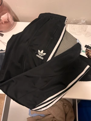 Byxor - Alla tre för 300, blå fläck på adidas går bort o tvätt annars retur. Fin skick på alla, pris kan diskuteras 