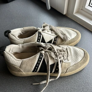 Sneakers - Maje sneakers från Maje i halvbra skick!