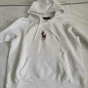 ÄKTA ralph lauren hoodie  - vit hoodie med brodering. Storlek S men hade sagt att den passar Xs-Xxs 