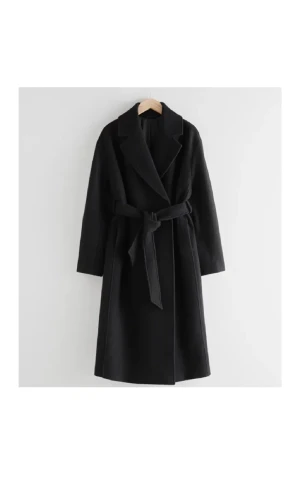 Ullkappa - Svart kappa i 100% ull från & other stories. Den är i fint skick och mycket bra kvalitet. Storlek S men kan även passa XS och M beroende på önskad passform. Nypris ligger på 2500kr. Jag säljer för 900 exklusive frakt då jag är ute efter en annan modell.