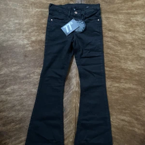 Utsvängda jeans - ⚡️Nya flared jeans med lappar kvar. Mjuka och mycket stretch. Strl.38, men jag skulle säga 36. Likadana som ovan fast svarta. Total längd-103cm Innerben-82cm Gren-21cm Midja rakt över-31cm, men blir 37cm lite utstretchade. Benslut-27cm 