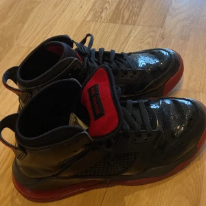 Jordan Mars 270  - Skor använda 2020. Användes till basket och skolidrott. Användes ungefär bara 5 gånger för dom passade inte mig.  Köpta för 1500 kr + fortfarande bra skick + ser ut som nya + bra skor till basket - lite sönder på snörets ändar  - lite creasade 