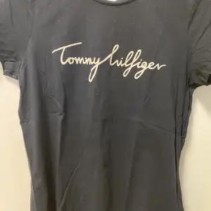 En Tommy Hilfiger T-Shirt! Den är knappt använd, det är anledningen till att jag säljer den!  Är i stl M men passar även S!  Färgen är bättre i Verkligheten!!!!  