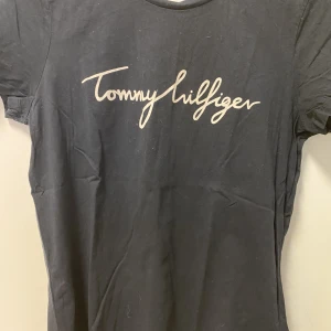 Tommy T-Shirt - En Tommy Hilfiger T-Shirt! Den är knappt använd, det är anledningen till att jag säljer den!  Är i stl M men passar även S!  Färgen är bättre i Verkligheten!!!!  