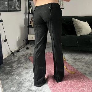 Lågmidhade kostymbyxor - Så snygga byxor som tyvärr är för små för mig i midjan. 89 cm i längd, 83cm i midjan. 
