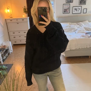Mörkblå stickad tröja!  - Supersnygg V-ringad stickad tröja. Jag är en S eller M i tröjor för referens💕💕💕 