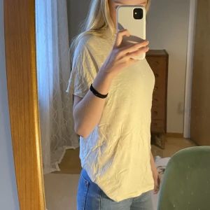 T-shirt - En beige t-shirt som är riktigt snygg men har små små prickar på framsidan. Det är inget som syns mycket men den kommer iaf inte till användning🤗 stor i storleken så skulle säga att den även passar XS och t.om S. Bara att ställa frågor💗