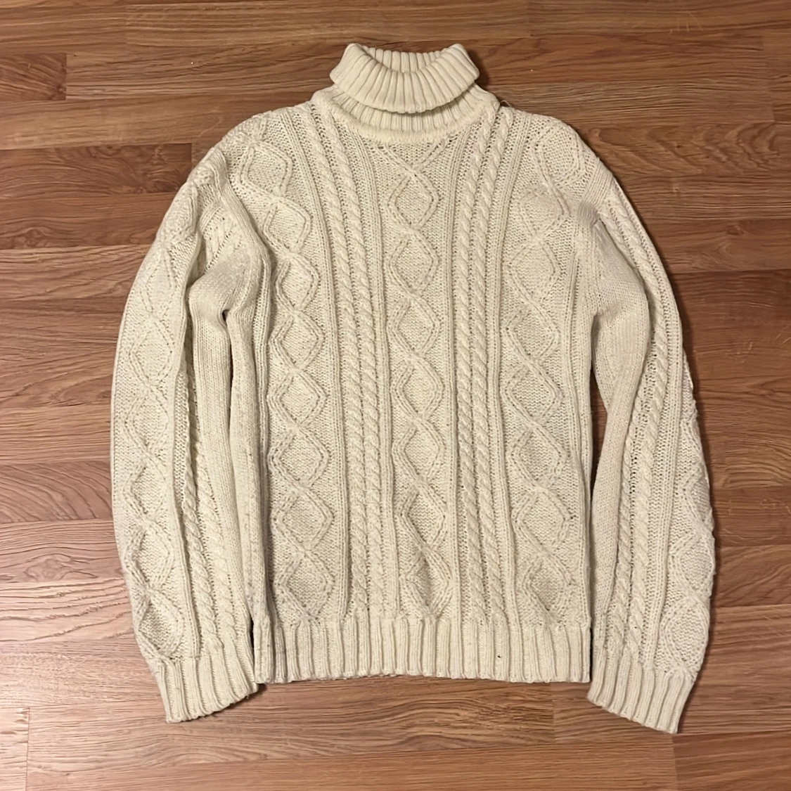 Vit stickad tröja 