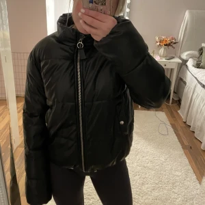 Vinterjacka - Superfin ”skinn” jacka, knappt använd så den är som ny!!🖤🖤