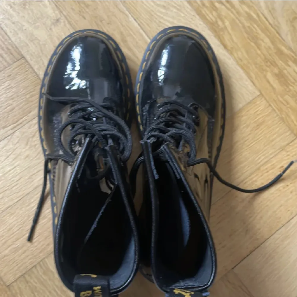 Säljer dessa snygga kängor från Dr.  Martens! Hade egentligen inte velat sälja dem men de används aldrig. Använda ca 5 gånger kanske, nästan som nya! Skriv gärna för fler bilder eller om du undrar nåt💕Pris kan vara diskuterbart🥰. Skor.