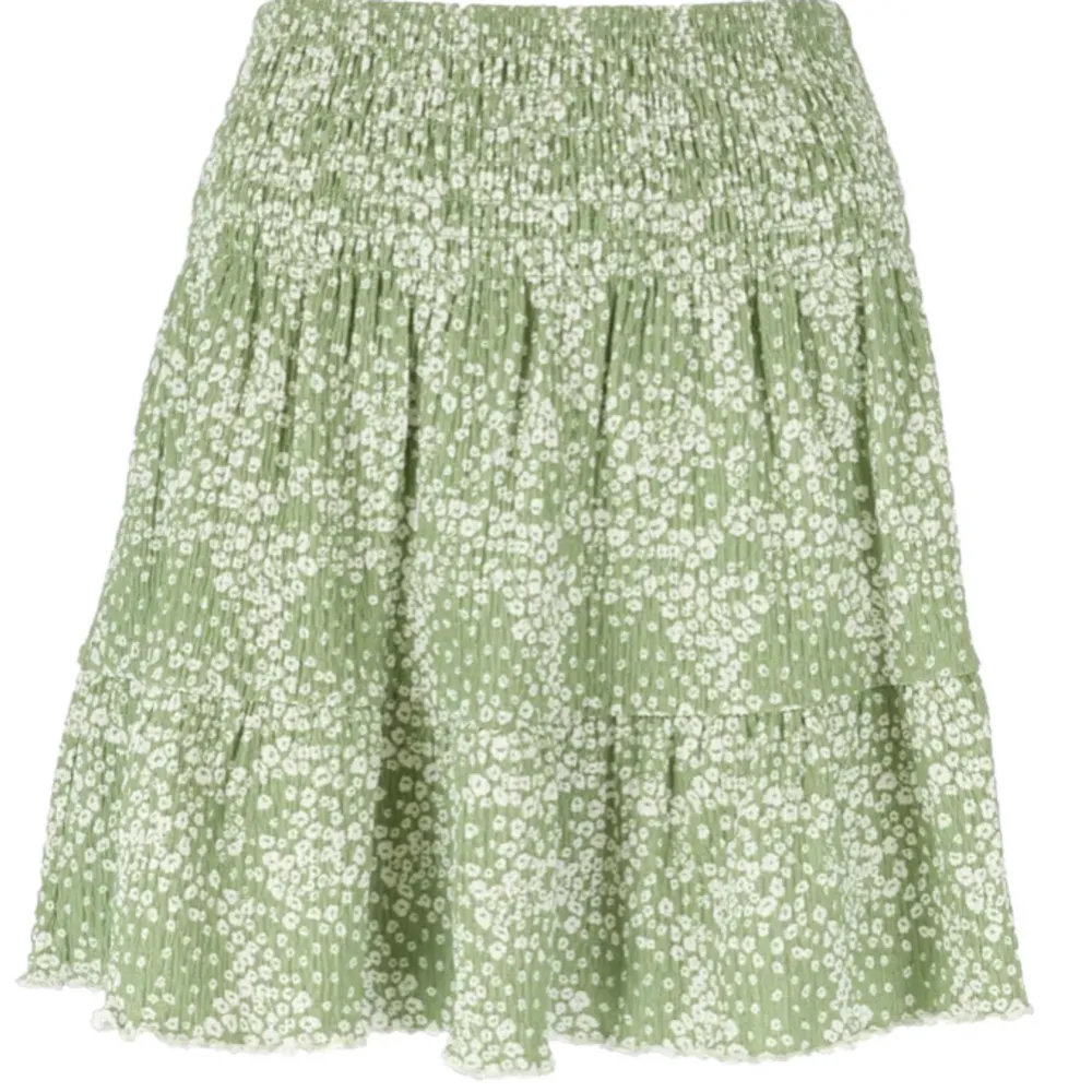 Fin grön kjol med vita blommor<33 köpt för 279kr och säljer den för 200kr. Helt oanvänd endast testad! Lappen sitter kvar. Kjolar.
