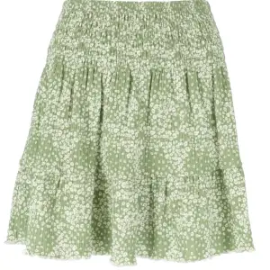 Fin grön kjol med vita blommor<33 köpt för 279kr och säljer den för 200kr. Helt oanvänd endast testad! Lappen sitter kvar