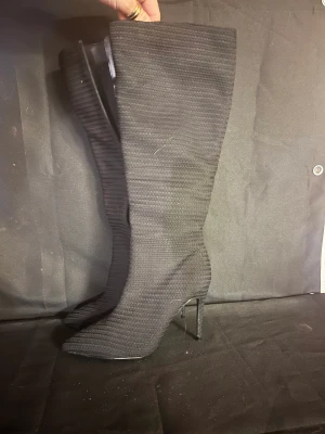 Damstövlar - Eleganta, höga Damstövlar med dragkedjan inne. Klackens höjd: 8 cm