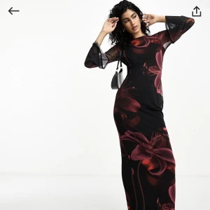 Klänning ASOS DESIGN HELT NY - Klänning från asos design. Helt ny, aldrig använd. Alla lappar och etiketter sitter kvar.