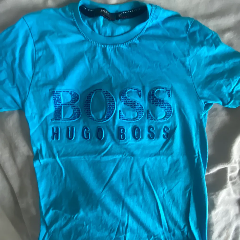En fin blå Hugo boss T-shirt, som blivit lite för liten , passar folk som har storleken XS. Helt ny. . T-shirts.