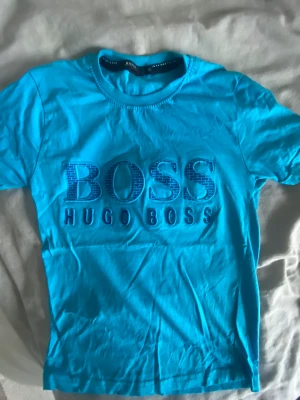 Hugo boss  - En fin blå Hugo boss T-shirt, som blivit lite för liten , passar folk som har storleken XS. Helt ny. 