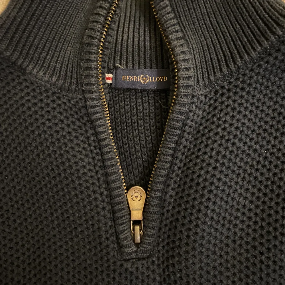 Snygg mörkblå quarter zip i storlek S.. Hoodies.
